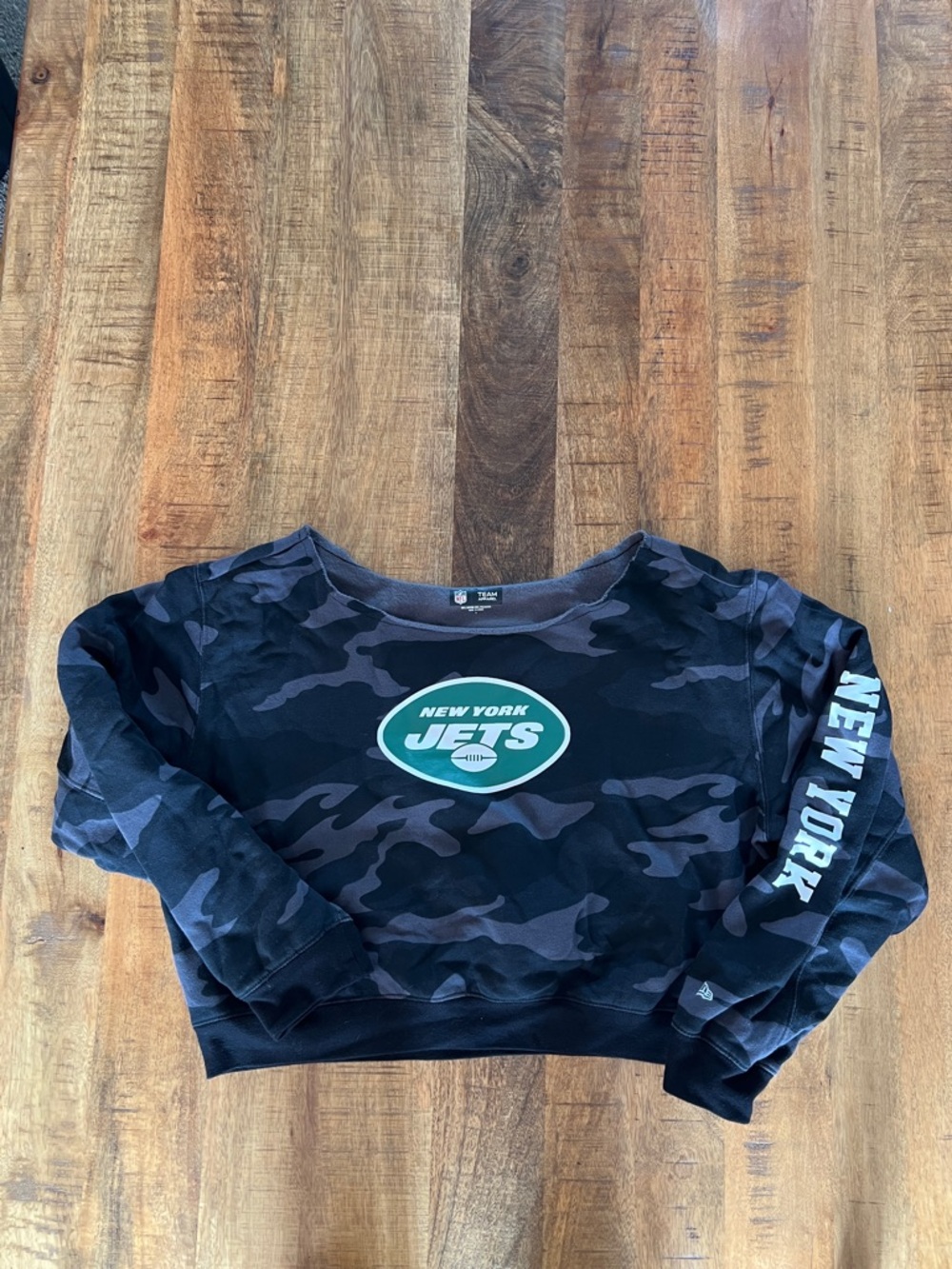 NFL Team Apparel Gray and Black Women’s Cropped Crewneck Sweatshirt